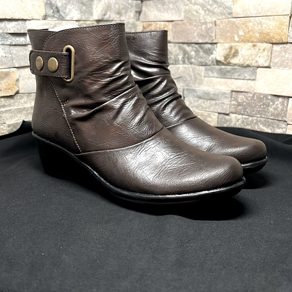 Brown ankle boots with gold accents 8 NWOT